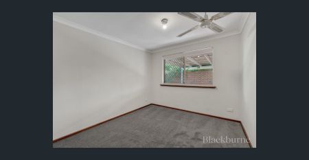 NEAT & TIDY HOME CLOSE TO EVERYTHING! - Photo 5
