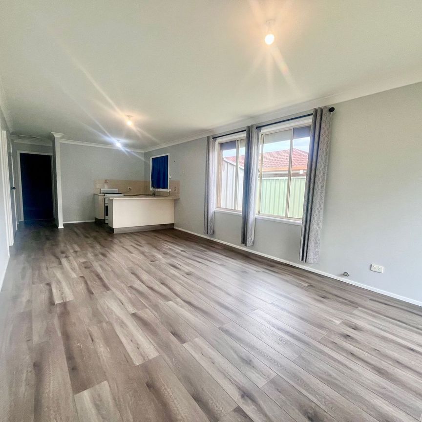 Lovely Home with New Paint&comma; Flooring & Air Con&excl; - Photo 1