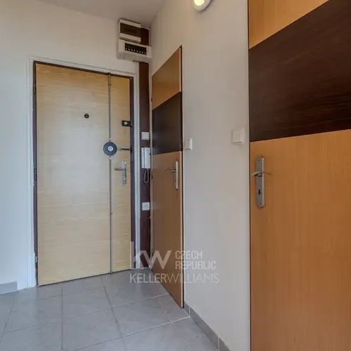 Pronájem světlého bytu 1+kk s krásným výhledem v nejvyšším patře – ulice Španielova - Photo 1