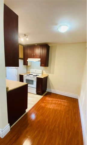 10 Mount Royal Avenue apartment — Toronto, ON (2-Bedroom) - 2 Bedroom - Photo 2