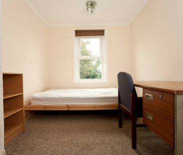 5 Bed Student House Clavin Road - SEE VIDEO TOUR - Photo 4