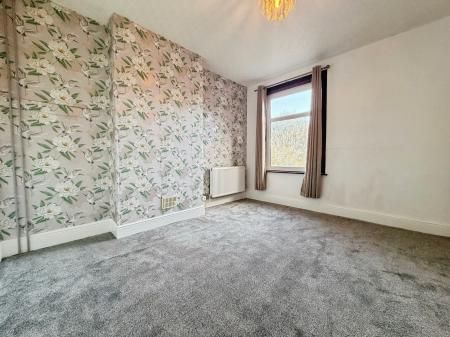 6 bedroom Semi-detached house To Let - Photo 4