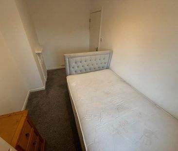 4 bedroom semi-detached house to rent - Photo 3