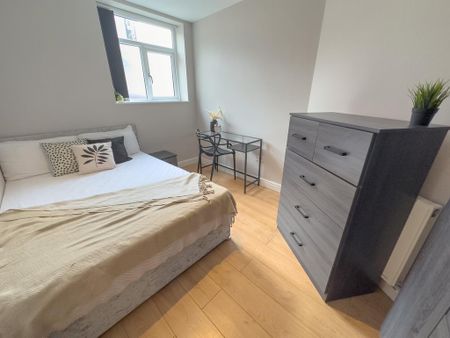 4 bedroom flat to rent - Photo 2