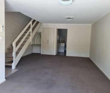 IMMACULATE TOWNHOUSE - Photo 6
