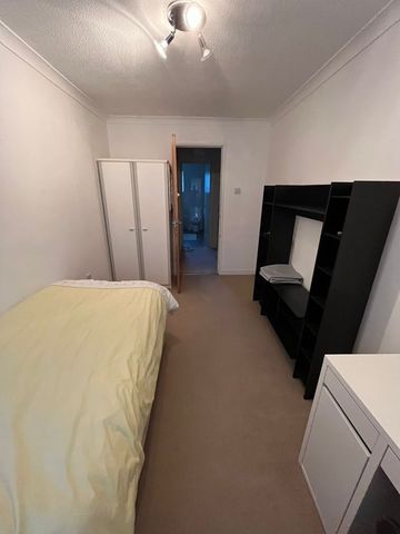 Room in a Shared Flat, Sovereign Close, E1W - Photo 2