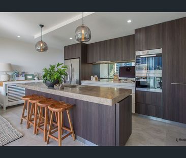 Contemporary Two Bedroom Apartment - Perfect Location! - Photo 3