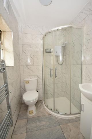 4 bedroom end of terrace house to rent - Photo 3