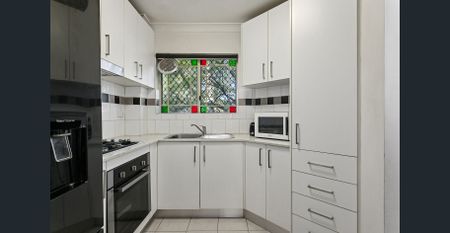 Sophisticated and spacious apartment a walk from ameneties - Photo 4