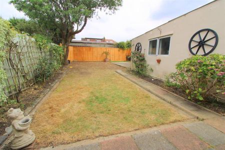 3 bedroom semi-detached bungalow to rent - Photo 3