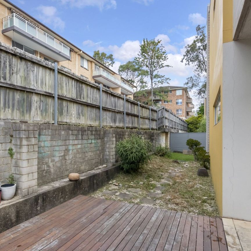 Villa Style Apartment Offers Expansive Courtyard - Photo 1