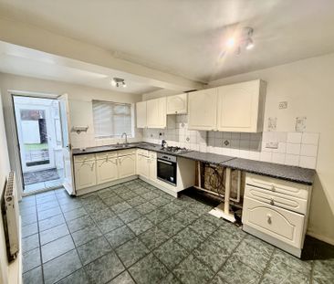 Detached 3-bed home on Links Close, Derby. lounge, conservatory, fi... - Photo 5