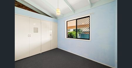 Two Bedroom Unit in Convenient Location - Photo 2