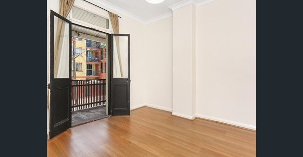 Renovated three bedroom terrace in excellent location - Photo 1