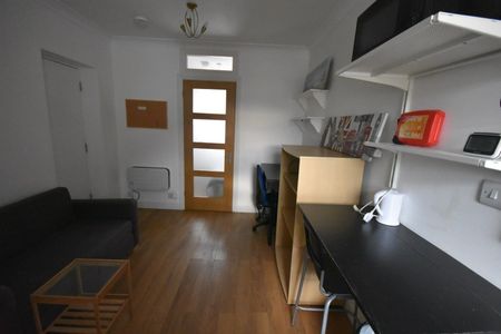 1 Bed Maisonette, Lilac Road, SO16 - Photo 2