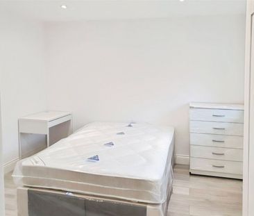 Corby Drive, Englefield Green, Egham, Surrey, TW20 0TR - Photo 2