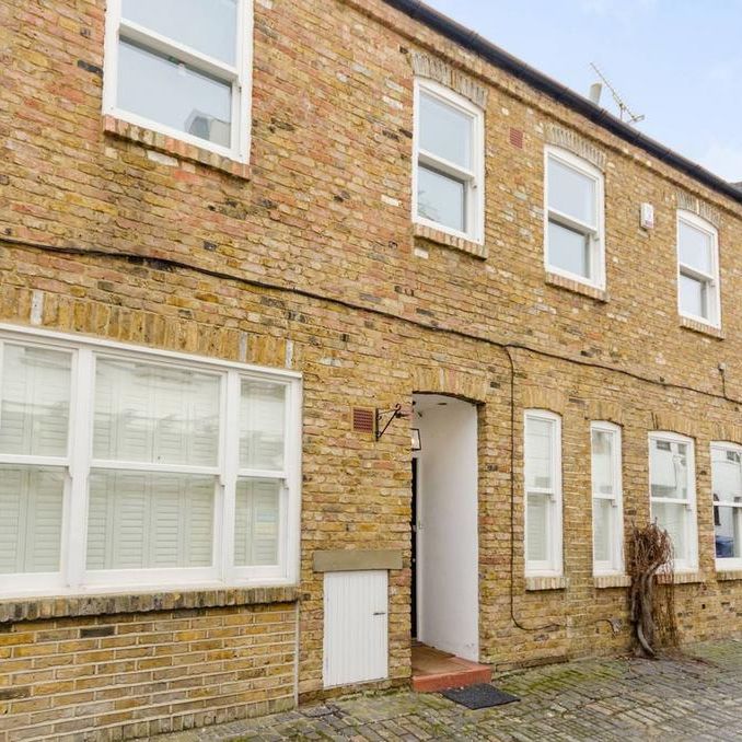 3 bedroom mews to rent - Photo 1
