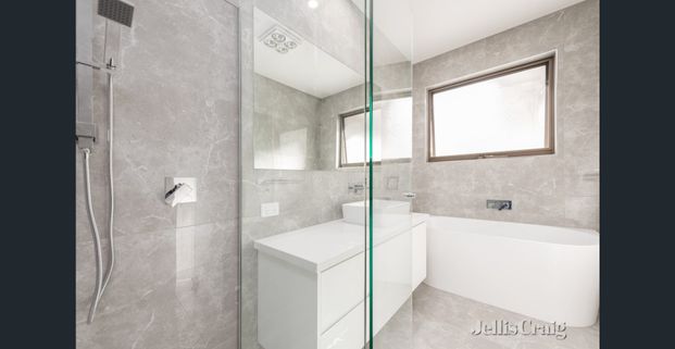 Elegant Modern Townhouse in the Heart of Mount Waverley - Photo 1