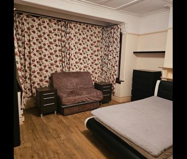 Room in a Shared House, Galpins Road, CR7 - Photo 4