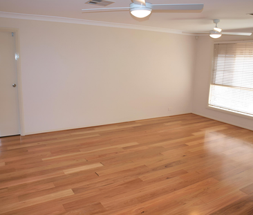 BEAUTIFULLY PRESENTED FAMILY HOME! - Photo 3