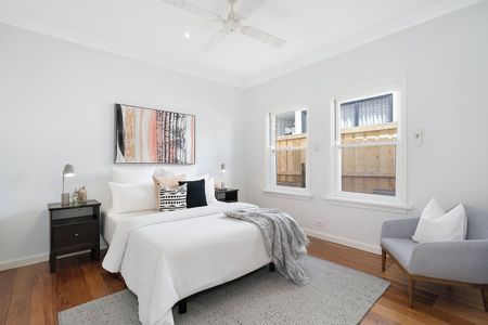 Well-Positioned Family Charmer - 4 Bedrooms & 2 Bathrooms! - Photo 4