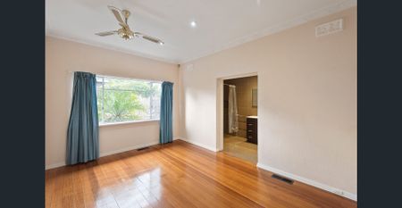 EXPANSIVE FAMILY LIVING – EXCELLENT LOCATION! - Photo 5