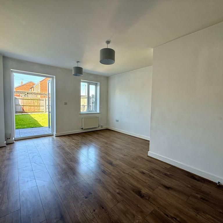 3 bedroom end of terrace house to rent - Photo 1