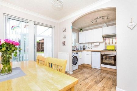 Cottesmore Green 3 bedroom link detached house to rent - Photo 2