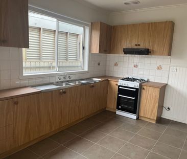 Family home in the heart of Bell Park - Photo 6