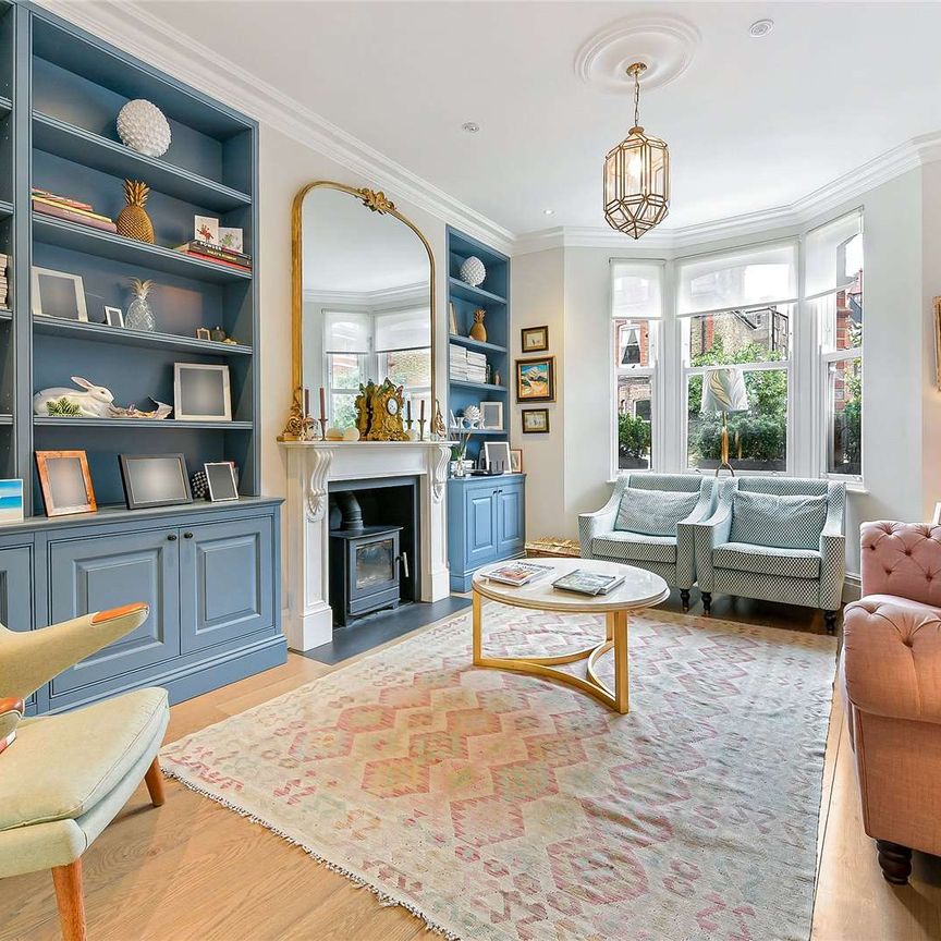 A sensational five bedroom family house situated on this popular residential street close to Battersea Park. - Photo 1