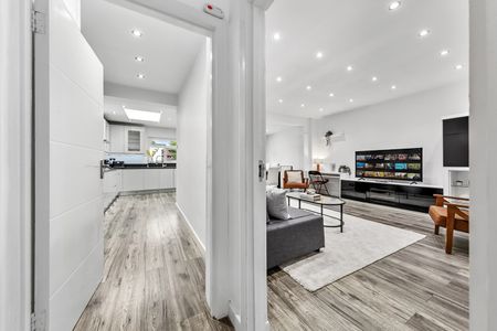 5 Bed Semi-Detached House, Georgian Court, HA9 - Photo 3