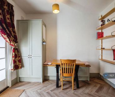 1 bedroom in a flat share to rent - Photo 4