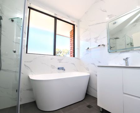 Two Bedroom Renovated Townhouse - Photo 2