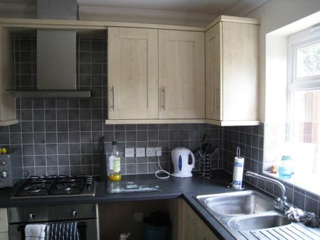 2 bedroom semi-detached house to rent - Photo 4