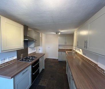 4 bedroom semi-detached house to rent - Photo 6