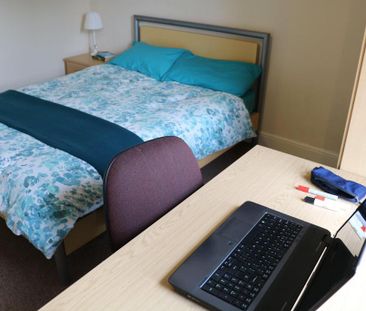 1 bedroom in a house share to rent - Photo 2