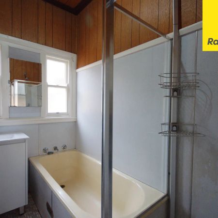 LARGE FAMILY HOME IN PERFECT LOCATION - Photo 5