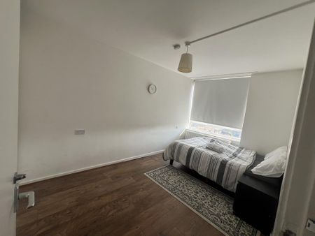 A Charming, One bedroom flat in White City, W12 - Photo 3