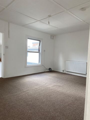 2 Bed Flat, Dunstable Road, LU1 - Photo 3