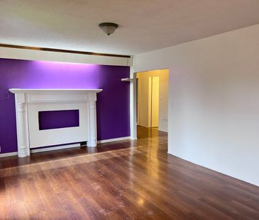 Great Pet Friendly Home in Surrey with Large Yard! - Photo 4