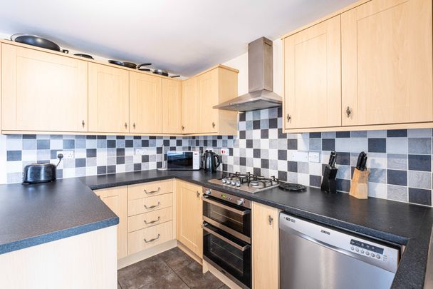 Double Room in a Modern Professional House Share - Photo 1