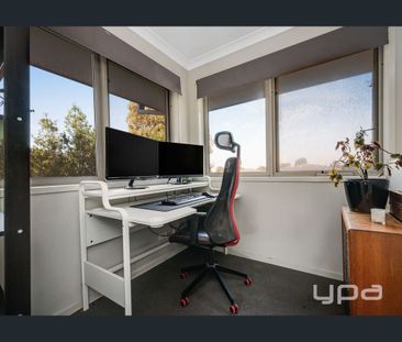 Low-Maintenance Townhouse in a Prime Craigieburn Location - Photo 5