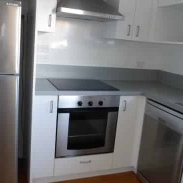 ** TWO BED MODERN APARTMENT ** - Photo 1