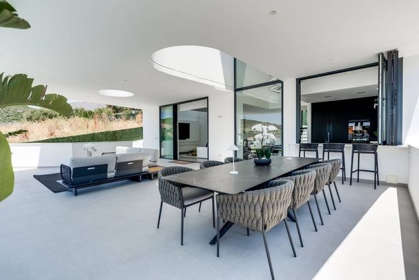 4 bedroom luxury Villa for rent in Estepona, Spain - Photo 1