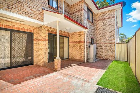 Air-Conditioned Three-Bedroom Townhouse with Ensuite, Gas Cook-Top and Single Garage! - Photo 2