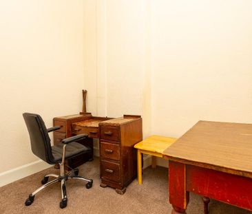 3 bedroom flat to rent - Photo 2