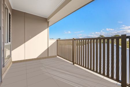LARGE TOWNHOUSE 2 LIVING AREAS, VIEWS & GREAT SIZE BACK YARD - Photo 5