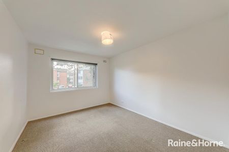 Modern and Stylish Two Bedroom - Photo 4
