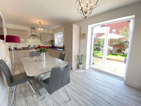 3 bedroom detached house to rent - Photo 4