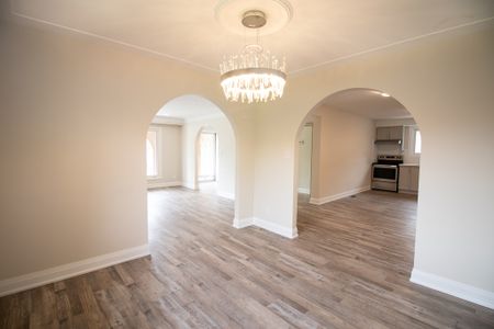 **STUNNING** 3 Bedroom Main Unit in Hamilton!! - Photo 3